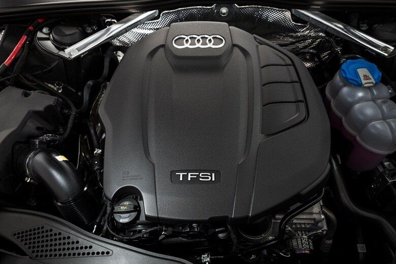 O motor que vai equipar o A4 é o 2.0 TFSI, com injeção direta e indireta de gasolina, de 190 cavalos e 32,6 kgfm de torque, que empurra o sedã aos 100 km/h em 7,3 segundos e a máxima é de 240 km/h. O câmbio é o S Tronic de sete velocidade com dupla embreagem e banhada a óleo, o que otimiza as trocas de marcha. Outro ponto notável foi a adoção do ciclo Atkinson e Müller, o que vai favorecer o desempenho na cidade e na estrada