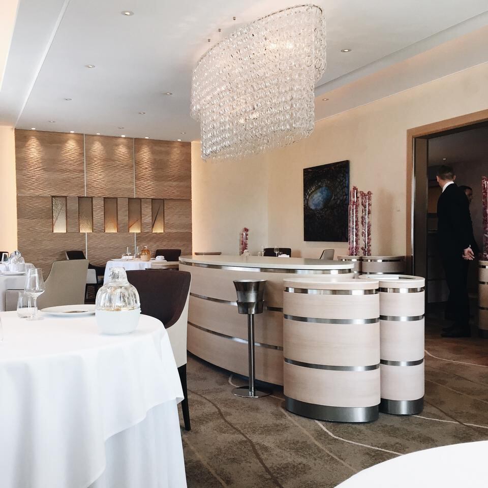 Restaurante Crissier
Responsável por mostrar ao mundo novos chefes de cozinha, o restaurante localizado na Suíça tem três estrelas Michelan e o valor médio gasto por pessoa é de R$ 2 mil!
Acesse R7 Play e assista às íntegras do Roberto Justus+ onde e quando quiser
