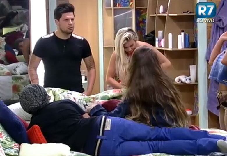 Thiago disse que ouviu comentários de que o foco seria
colocar ele na Roça com a Ana Paula, assim teria confronto entre o casal

+ Mantovani pergunta se Ovelha já namorou Gretchen
+ Veridiana não poupa elogios para falar do apresentador Roberto Justus
+ Carla Prata faz pergunta íntima para Thiago: “Rolou tico-tico no fubá?”
+ Assista às íntegras dos programas da Rede Record no R7 Play. Assine! 
