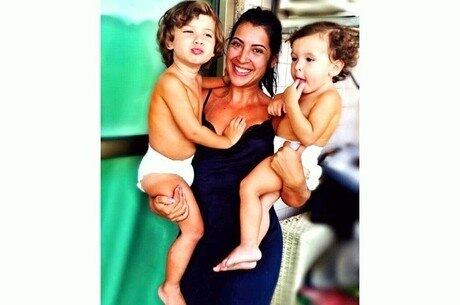 A ex-BBB com seus dois filhos