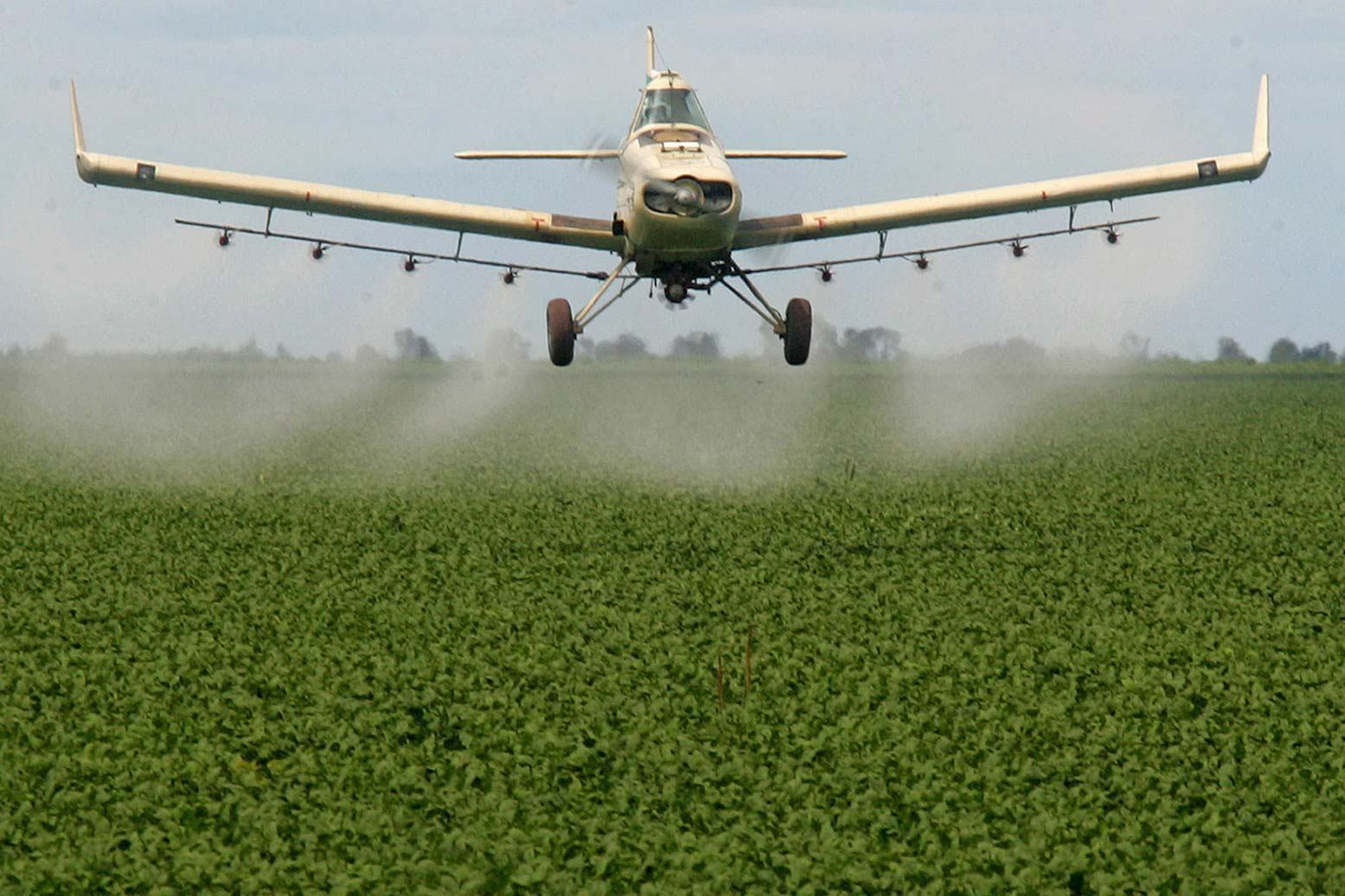 A pulverização aérea é utilizada no Brasil principalmente para aplicação de agrotóxicos nas lavouras