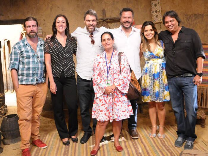 Vivian e os demais autores ao lado do diretor João Camargo