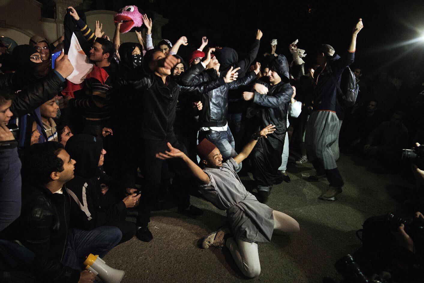 Acima, grupo de manifestantes realiza a dança no Cairo.



Confrontos entre apoiadores do presidente islamita Mohamed
Mursi e opositores que defendem menor participação religiosa no governo vem se
sucedendo em todo o Egito nos últimos meses

