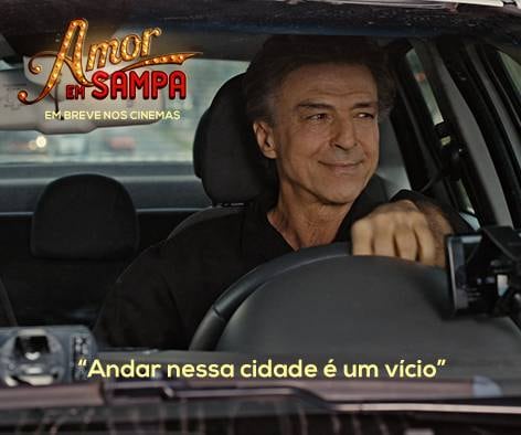 E a produção é especial para Bruna
também porque ela trabalha duplamente com o marido, Carlos Alberto Riccelli, e o
filho, Kim Riccelli. Os três interpretam personagens no longa e, além de Bruna
roteirizar, Carlos e Kim dividem a direção. Carlos também escreveu as canções do filme. Bruna conta que a ideia de colocar músicas na história surgiu no meio do processo de escrita.



— Músical é bem mais difícil que filme sem música. Foi um enorme
desafio, eu nunca tinha feito antes, mas foi engraçado porque eu falei pro Ri
[Carlos Alberto] “Amor, os personagens estão cantando aqui” [risos].



Carlos Alberto incentivou a mulher a fazer o que sua imaginação
mandasse.



— Eu falei para ela
ir fundo e a gente via o que iria acontecer. Foi uma criação muito espontânea.
Eu me descobri compositor por necessidade, porque a Bruna falava "preciso
de uma música aqui" e não tínhamos grana para pagar ninguém para fazer.
Tinha momentos em que eu bloqueava total, não vinha nada. A música mais difícil
foi a do final, porque eu sabia que tinha que ser apoteótica