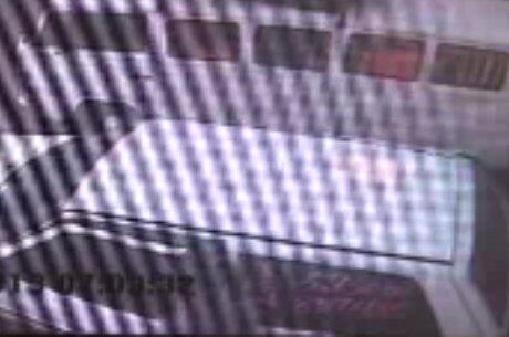 Bandido consegue abrir a porta do carro sem dificuldade e levá-lo em menos de oito segundos