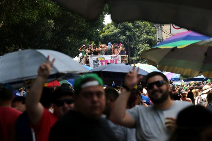 Foliões fantasiados ou não aproveitaram a última chance de curtir o Carnaval