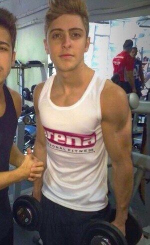 Eike Duarte pegando peso na academia