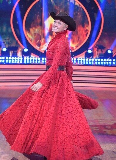 Xuxa também entrou na onda e apareceu com um belíssimo vestido vermelho, com direito até ao clássico chapéu de cowboy 