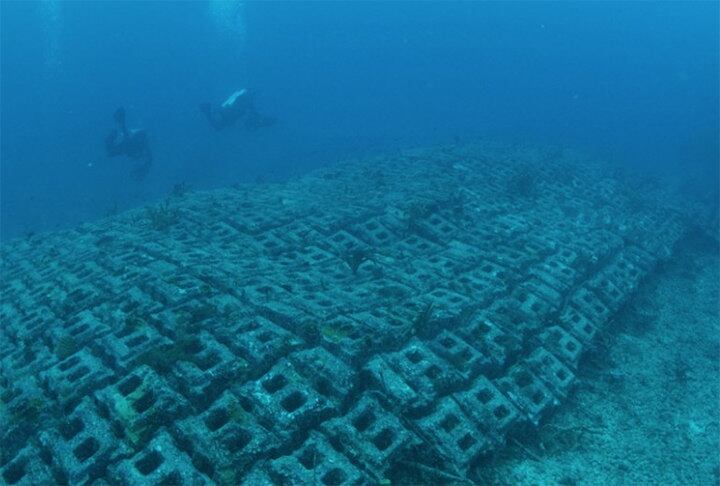 A Estrada de Bimini, localizada na costa da Ilha de Bimini, nas Bahamas, possui uma formação geológica curiosa. É formada por 800 metros de pedras de calcário. A lenda mais conhecida é de que a estrada foi construída pelos moradores de Atlântida, a cidade perdida no Oceano.
