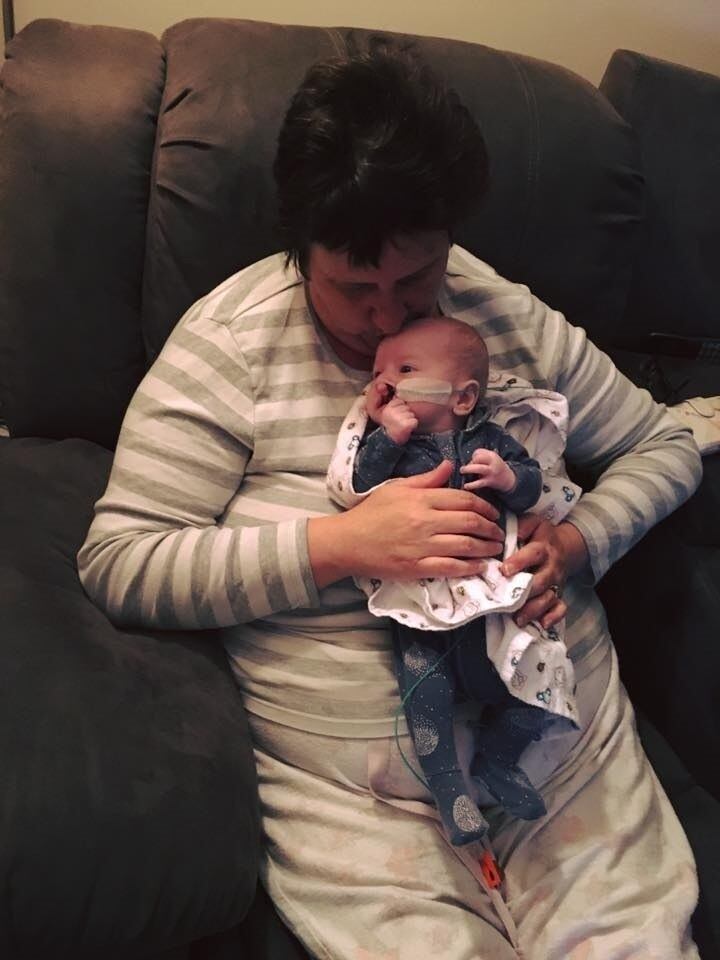 A
avó de Charlie relembra que, logo após o nascimento, o bebê foi levado pelos pediatras que
verificaram a frequência cardíaca