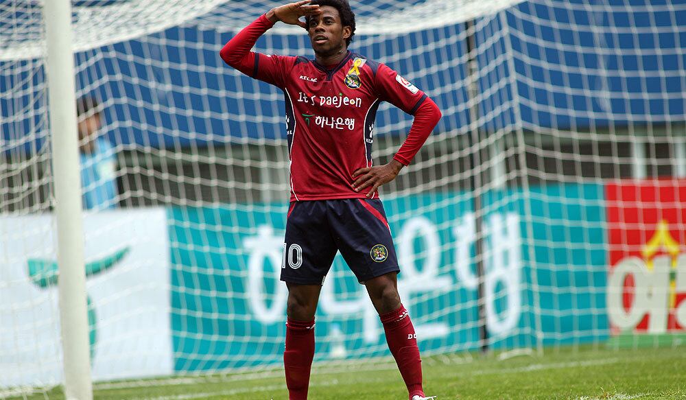 Apesar disso, foi em outro país da Ásia que Adriano fez sucesso, na Coreia do Sul. Defendendo o Daejeon Citizen, o brasileiro anotou 27 gols em 32 jogos na Segunda Divisão do Campeonato Coreano, em seu primeiro ano no país