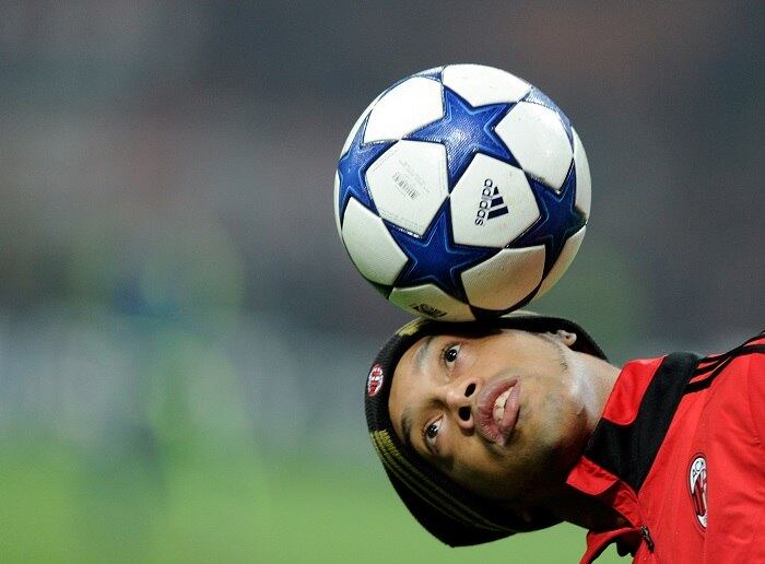 Com a bola mesmo, Ronaldinho agora só quer diversão