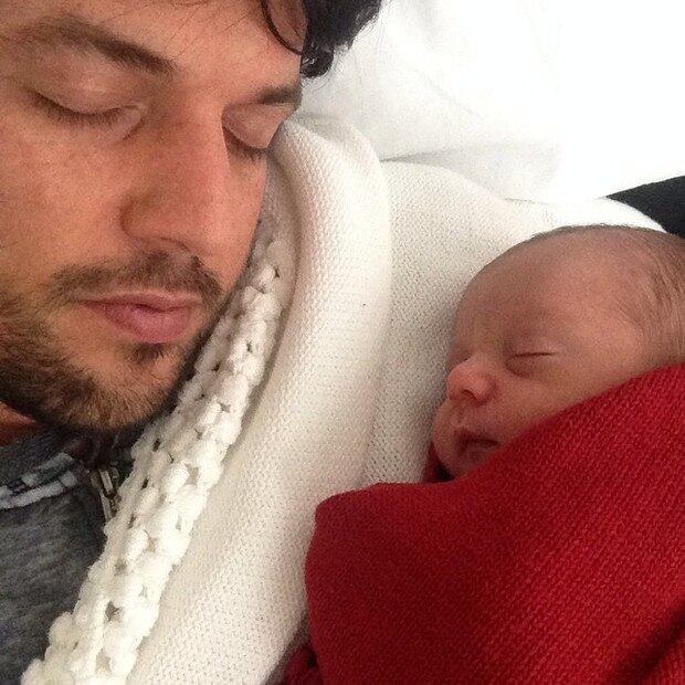 Fábio Fabio dorme ao lado do filho Pedro