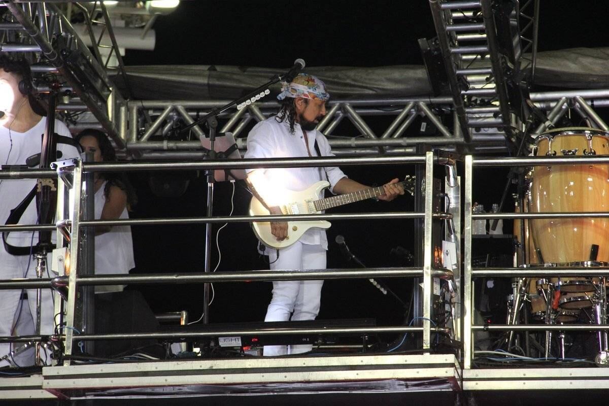 Bell Marques fez seu show nesta madrugada