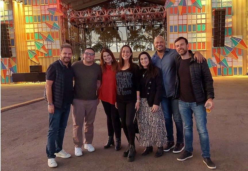 Marcos Braga, de camisa marrom, se encontrou com time da Record TV Minas