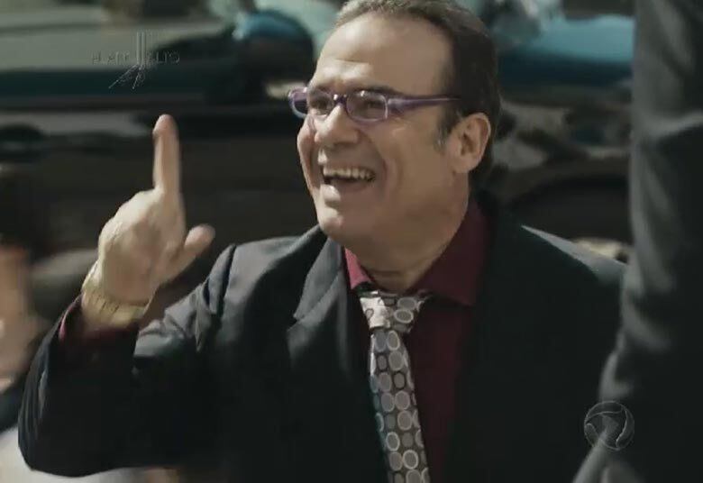 Sem saber que todos já tinham conhecimento do
vídeo, Papudo chega na Assembleia Legislativa e não entende os gestos dos
colegas, que tentam conter as risadas
+ Dora tenta invadir delegacia para resgatar Rico. Assista!
+ Sabrina Sato comenta participação em Plano Alto
+ Conheça os personagens da nova minissérie