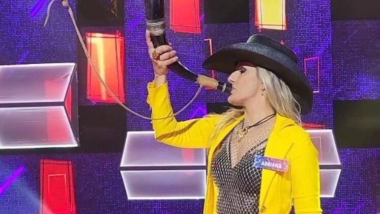 Atenção! Chamando todos os representantes do sertanejo para curtir os jovens talentos do reality musical! Adriana Farias levou seu berrante para o palco da atração para convocar os fãs do estilo musical. Quem aí amou as interpretações?