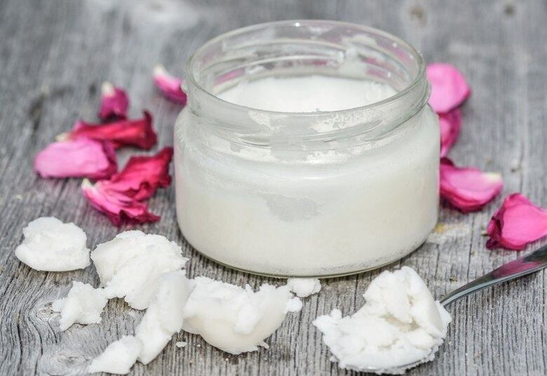 Karin Michel classifica o óleo de coco como uma das piores opções para consumo alimentar. Segundo a pesquisadora, esse tipo de gordura pode ser mais perigosa do que banha de porco. A explicação é que ele é rico em ácidos graxos saturados, que aumentam os níveis de colesterol bom e ruim, e assim poderiam entupir as artérias do coração