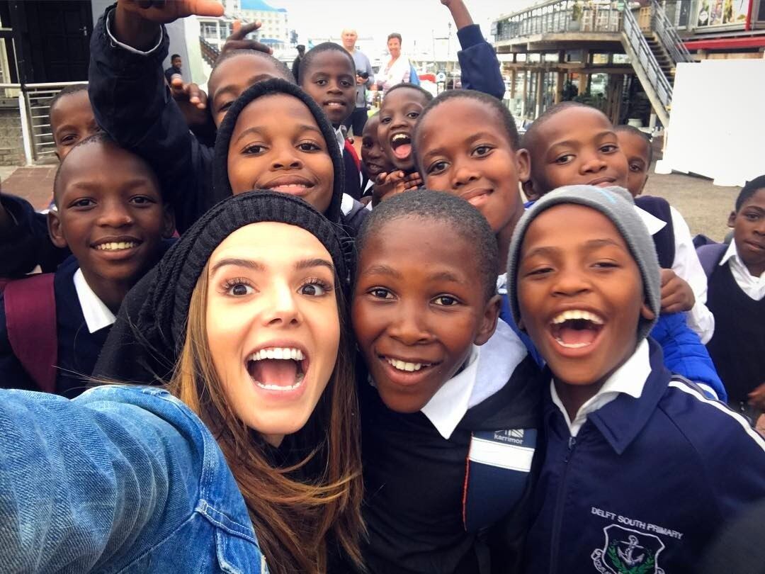 Giovanna também se encantou com um grupo de crianças que passavam pelo local 