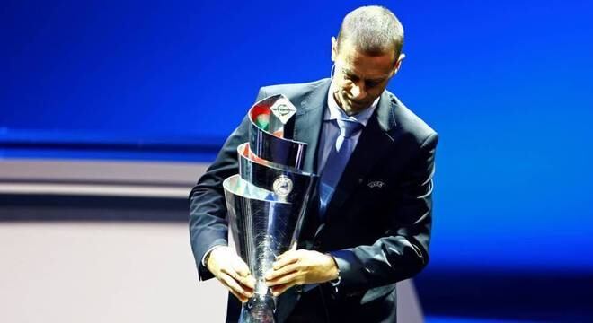 Aleksandr Ceferin, o presidente da UEFA, com a taça da Nations League
