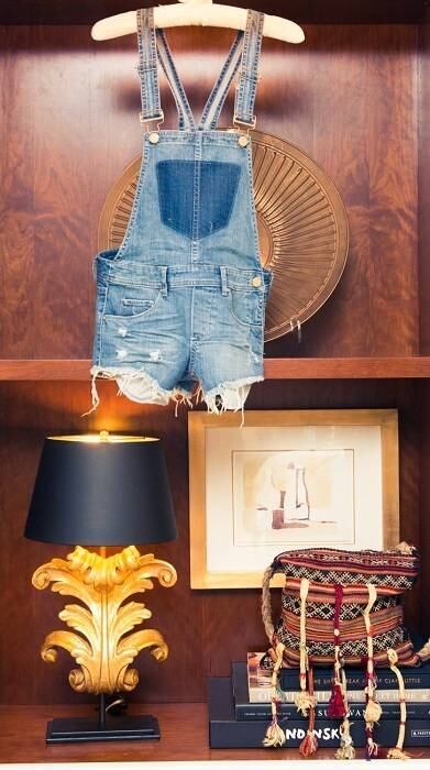 A gaúcha é uma das famosas que apostaram na volta da jardineira. Vira e mexe, a beldade aparece usando seu modelo jeans pelas ruas de Los Angeles