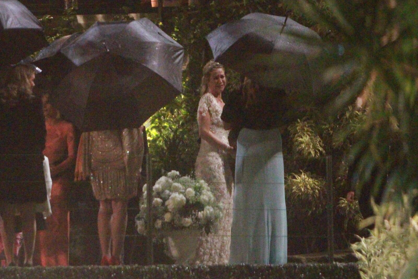 Luana,
segundo fontes que estavam no casamento, entrou com o filho, Dom, no
colo e ao som de Eu sei que vou te amar, de Vinícius de Morais