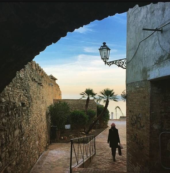 Ludwig: aparência minimalista. O filtro retira a maior parte das cores e realça a luz. Fica ainda melhor em retratos, arquitetura e formas geométricas