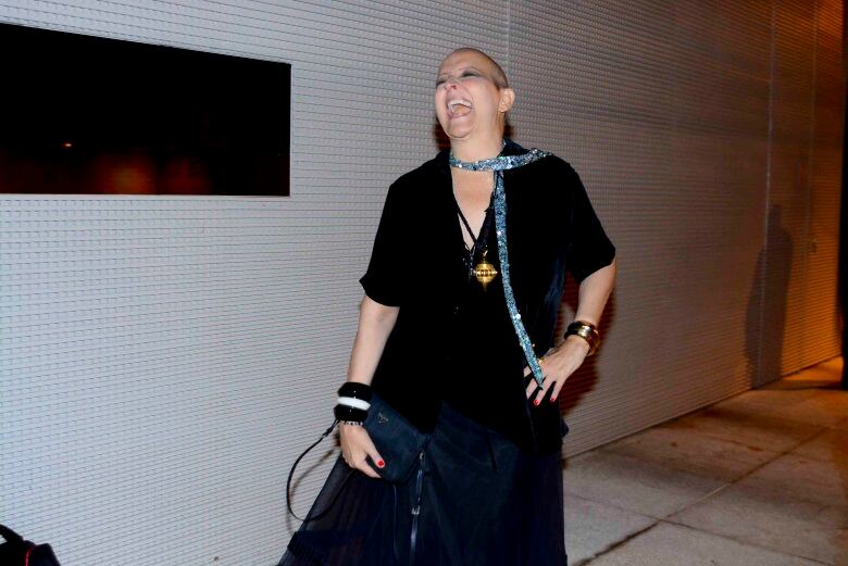 Sorridente, Betty mostrou todo seu estilo no evento 