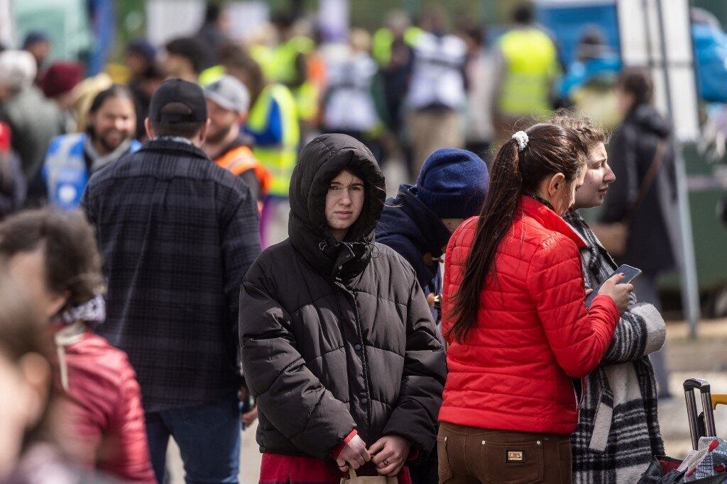 Refugiados ucranianos cruzam principalmente a fronteira com a Polônia