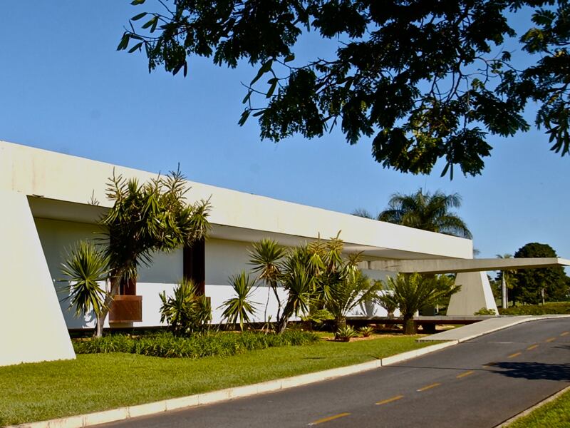 A residência oficial do vice-presidente é o Palácio do Jaburu. O nome é devido à lagoa que fica ao lado da casa, que foi projetada por Oscar Niemeyer. O Jaburu, ao contrário do Palácio da Alvorada (a residência oficial da presidente), foi concebido exclusivamente para moradia, não para trabalho