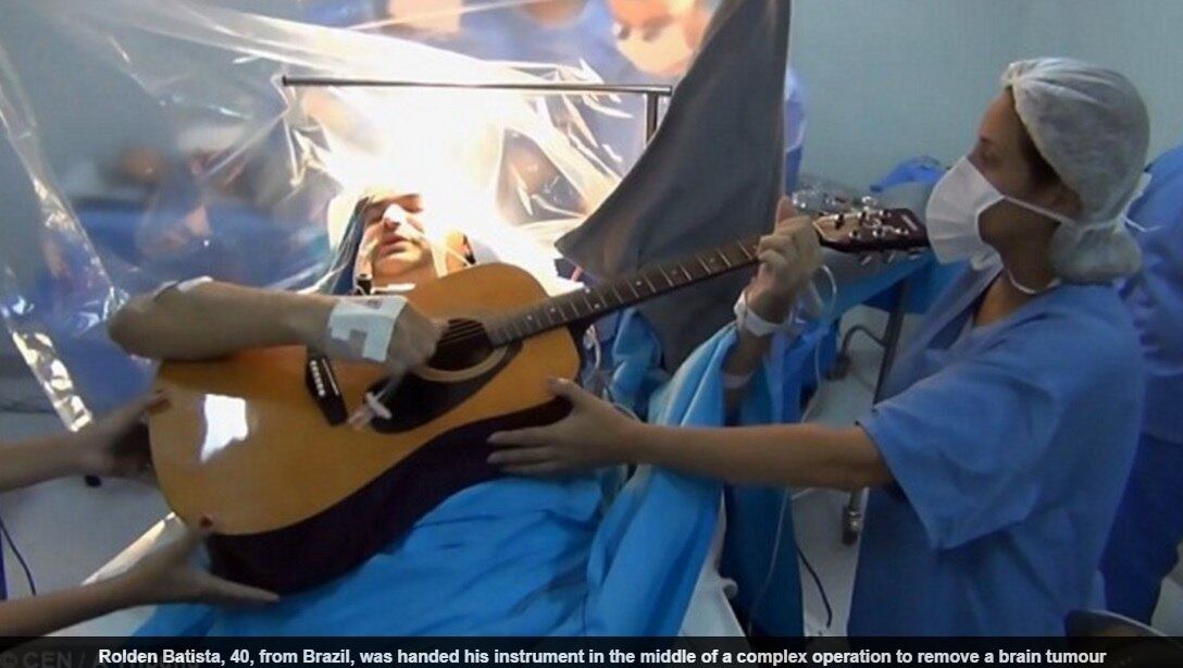 O brasileiro, que é natural de Santos sofreu uma série de convulsões, o que o levou a investigar os sintomas. Os médicos
descobriram um tumor com formato de coração no cérebro dele