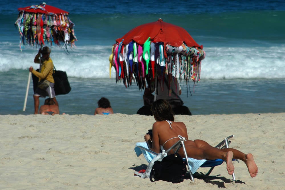 Apesar do céu azul, a temperatura não subiu muito nesta sexta. A máxima no Rio foi de 26,2°C, segundo o Inmet (Instituto Nacional de Meteorologia)