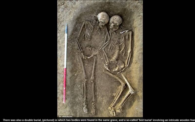 Houve também um enterro de casal em que dois corpos foram encontrados na mesma sepultura. Os corpos encontrados aparentemente foram submetidos a um "bed burial", um  tipo de sepultamento muito raro associado a mulheres da alta sociedade