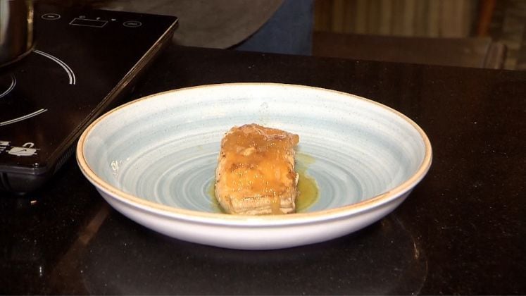 Geleia de Cupuaçu
Ingredientes:
500 g de polpa de cupuaçu
40 0g de açúcar
300 ml de água
Modo de preparo:
Comece misturando os ingredientes antes de levar ao fogo;
Deixe em fogo médio por 50 minutos, mexendo sem parar. A mistura vai ficar dourada;
Deixe no ponto que preferir e quando começar a desprender do fundo da panela está pronto;
Espere esfriar e sirva como preferir.