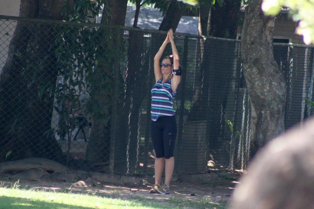 Juliana Didone tem dia de malhação em meio a natureza