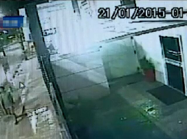Bandido ousado escalou, entrou no estabelecimento, roubou televisões, celulares e dinheiro