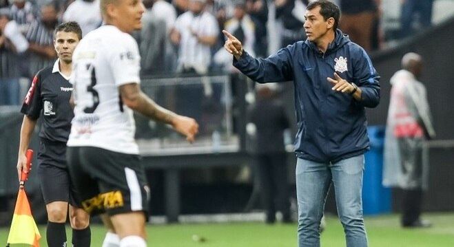 Fábio Carille continua pedindo pés no chão após vitória no clássico