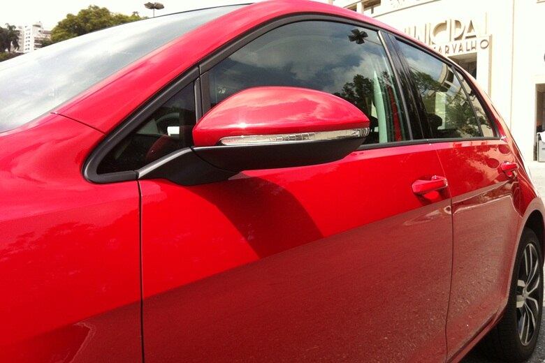 Retrovisor com indicador de setas é item opcional no Golf