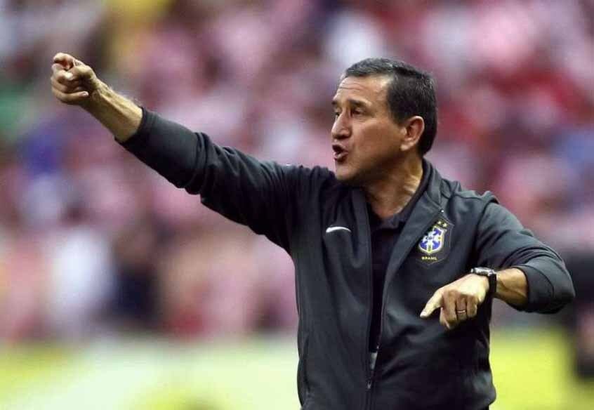 CARLOS ALBERTO PARREIRA - O técnico da Seleção em 2004, se aposentou do futebol após a Copa do Mundo de 2014, quando era coordenador técnico do Brasil..