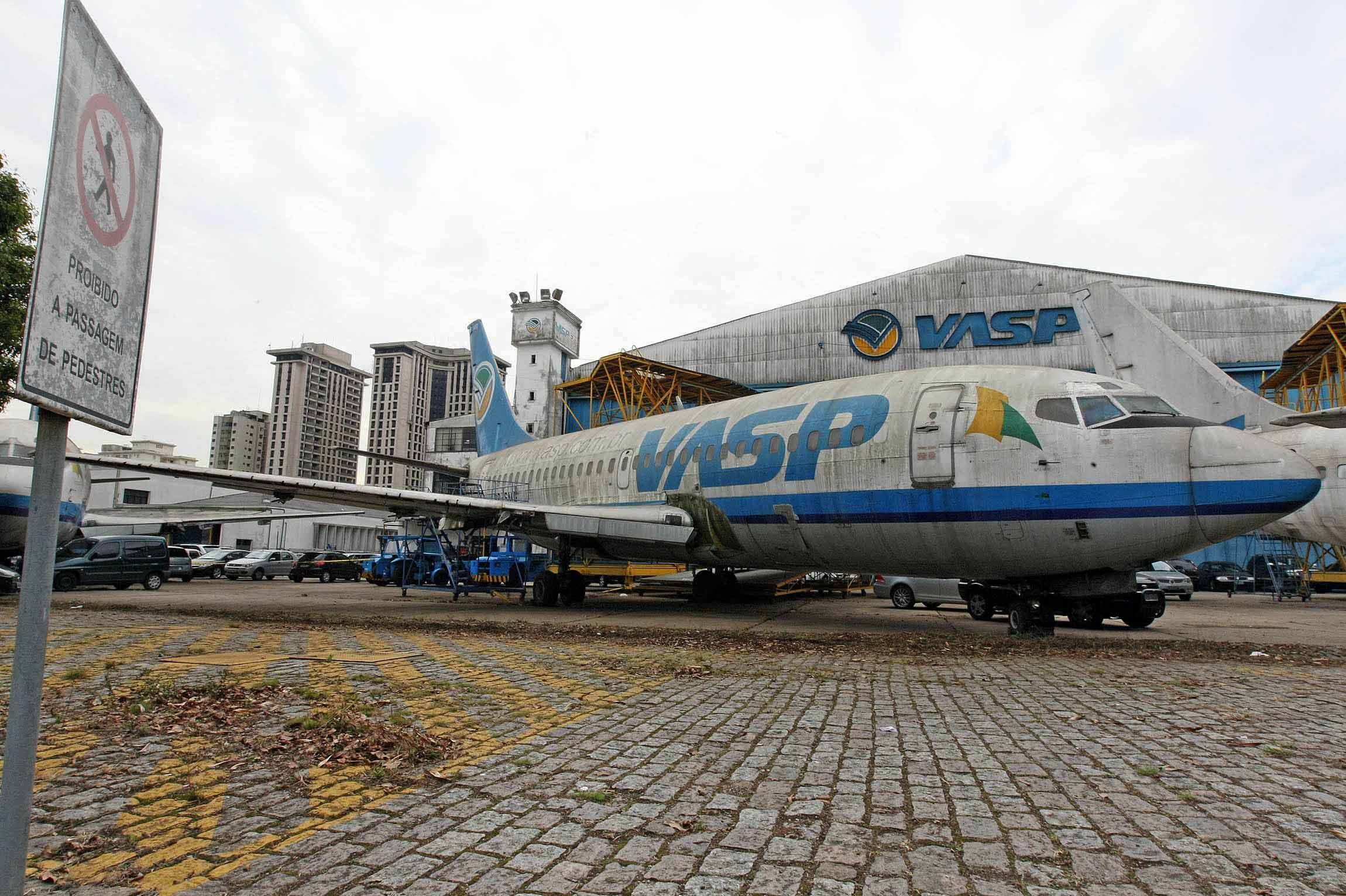 Vasp: inaugurada em 1933, a Viação Aérea São Paulo teve sua trajetória marcada por pioneirismo e muitas dificuldades financeiras. Com uma frota reduzida e obsoleta, salários atrasados, voos cancelados e uma concorrência crescente, a companhia interrompeu as operações em 2005 e teve a falência decretada pelo STJ (Superior Tribunal de Justiça) em 2008, com dívida estimada em R$ 5 bilhões