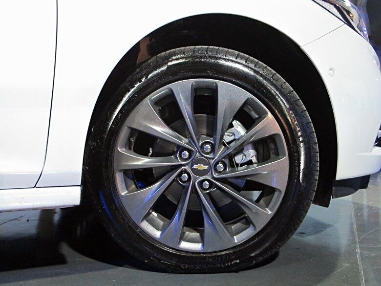 Ao mesmo tempo, o modelo é razoavelmente mais rápido, leve e aerodinâmico