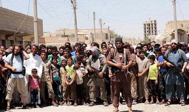 O suposto ladrão foi vendado em uma praça pública na cidade de Raqqa, na Síria — antes de ter seu braço colocado sobre uma mesa de madeira. Nas imagens, um extremista mascarado empurra o homem em uma cadeira, enquanto outro segura sua mão direita sobre a mesa. Um terceiro jihadista segura um cutelo na mão, preparando-se para desferir o golpe e cortar a mão da vítima