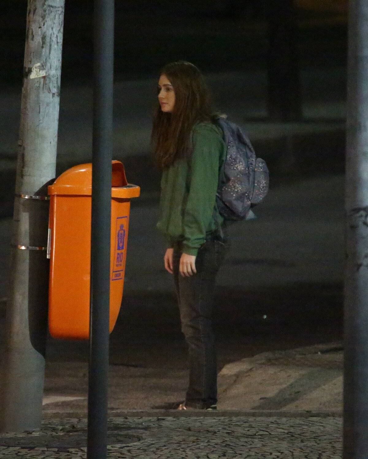 Marina usava um tênis sujo, um moletom maior do que ela e uma mochila nas costas