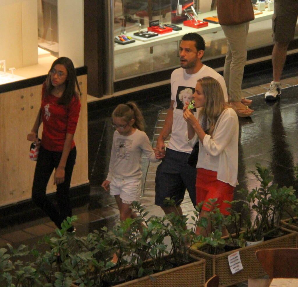 Fred, jogador do Fluminense, foi fotografado em shopping da Zona Sul do Rio de Janeiro neste domingo (19)