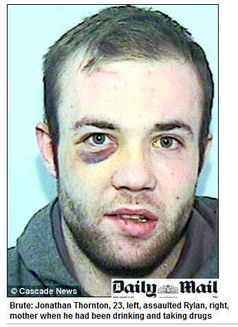 Segundo Thornton, os ferimentos da criança foram causados após ele jogar o menino no colchão e bater nele por três vezes. Já Hannah sofreu um corte no braço após ser empurrada contra um aquecedor. A mulher tinha “tanto medo de Thornton que saiu de casa e foi para um abrigo feminino”