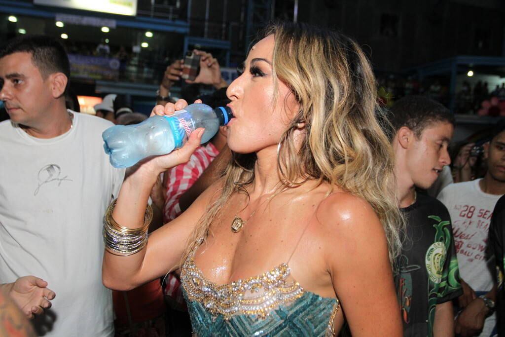 Sabrina Sato comemora aniversário na quadra da Vila Isabel