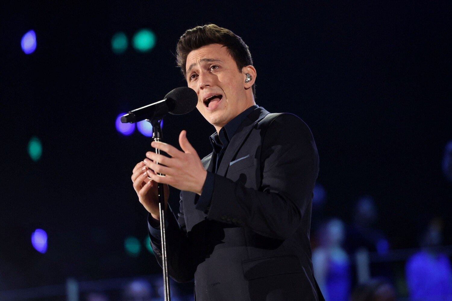 Vários cantores pop se apresentaram no evento desta noite. Um deles foi Zak Abel. Na foto, ele cantava Don’t you Forget about me