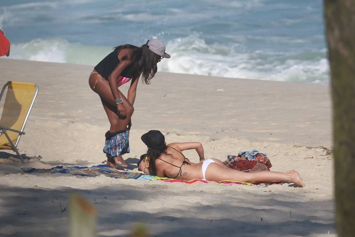 Isis Valverde esteve na praia da Reserva, no Rio