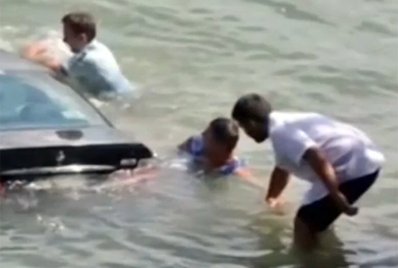 E, no desespero, foi buscar o pouco de ar que restava na parte de trás do carro