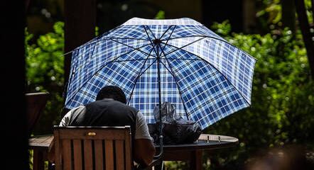 Dia é quente e ensolarado